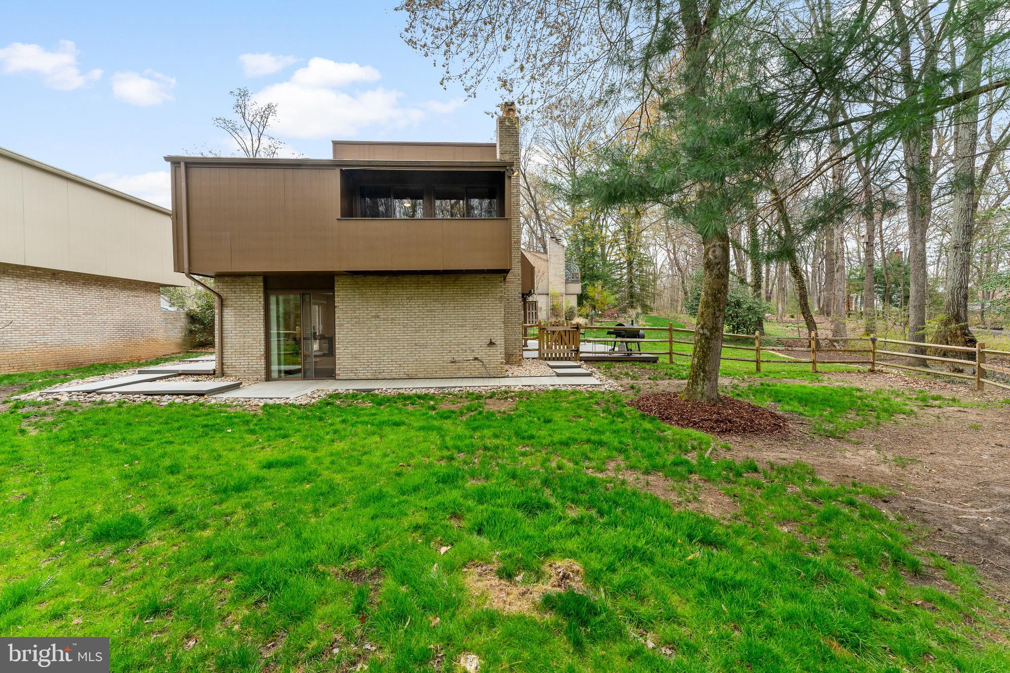 COUNTRY COURTS - Residential