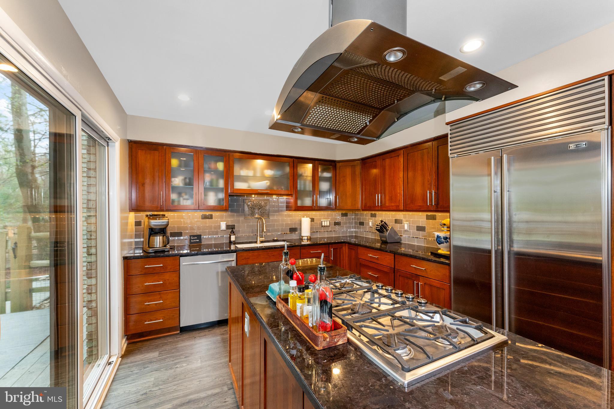 COUNTRY COURTS - Residential