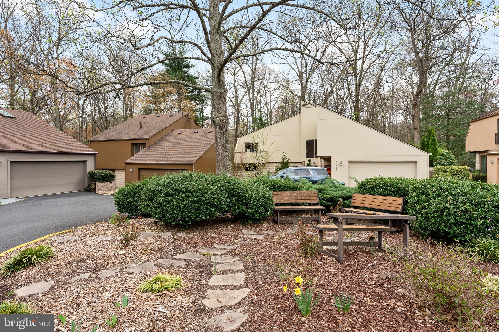 COUNTRY COURTS - Residential