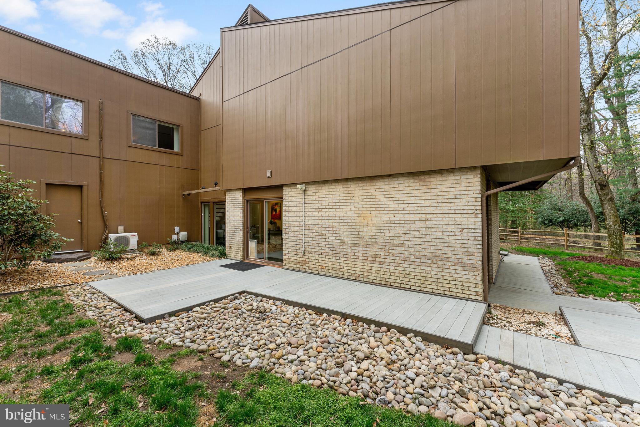 COUNTRY COURTS - Residential