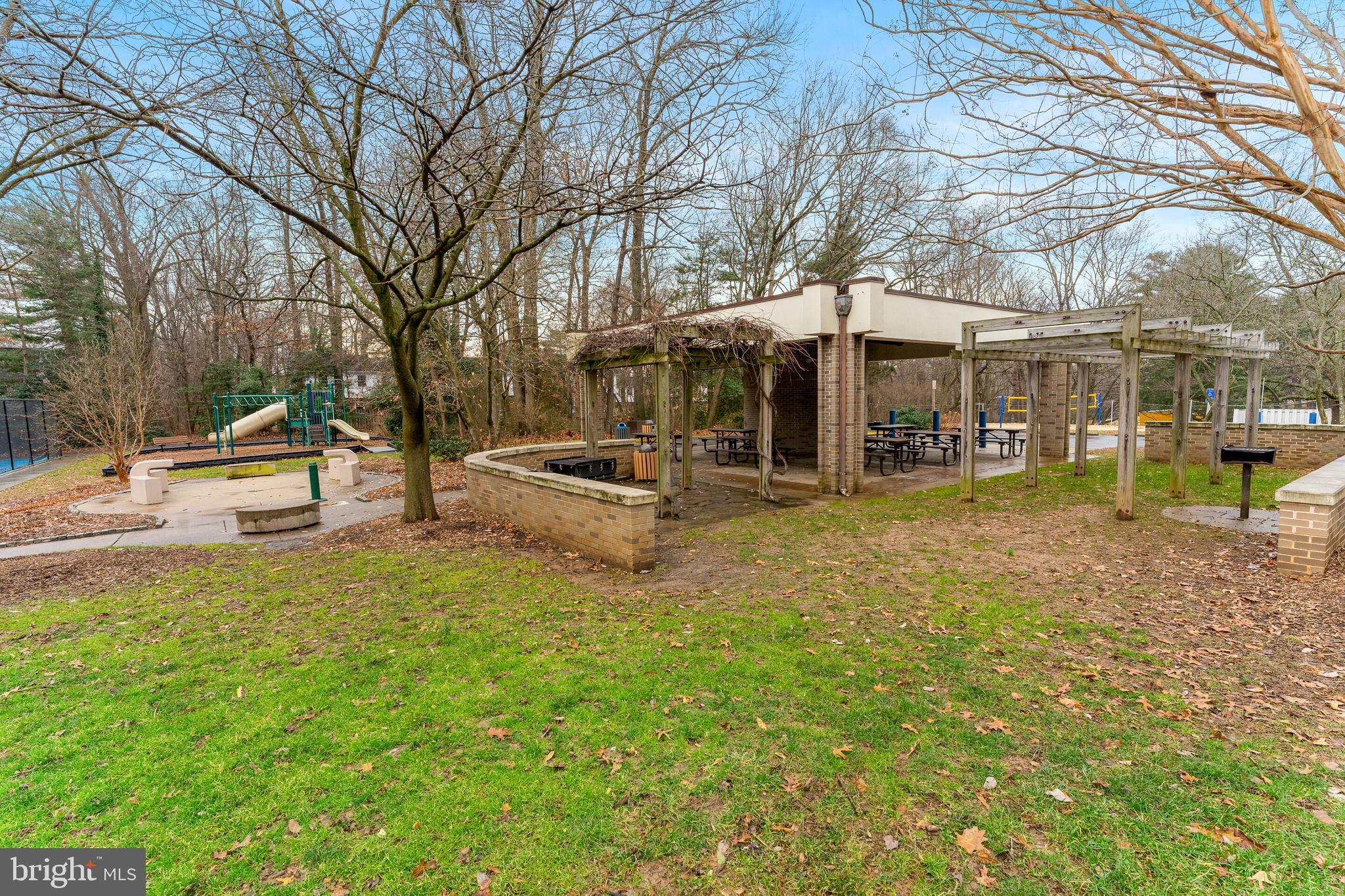 COUNTRY COURTS - Residential