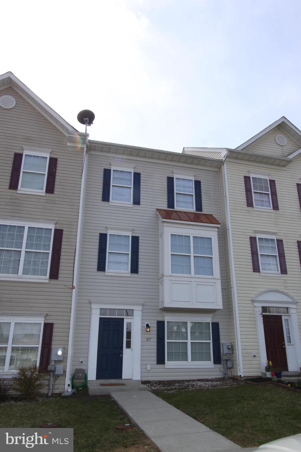 This beautiful 4 bed 3.5 bath townhouse has carpet and hard-wood flooring throughout, spacious features, functional kitchen, lots of natural light, great location, WILL NOT LAST LONG. Indulge in the beauty of this clean home, with great spaces to entertain such as a firepit in the backyard, large mud-room in basement, and huge living areas.
Pet Friendly.
Rent includes Renter's insurance and Second Nature Air Filter subscription.
EHO.