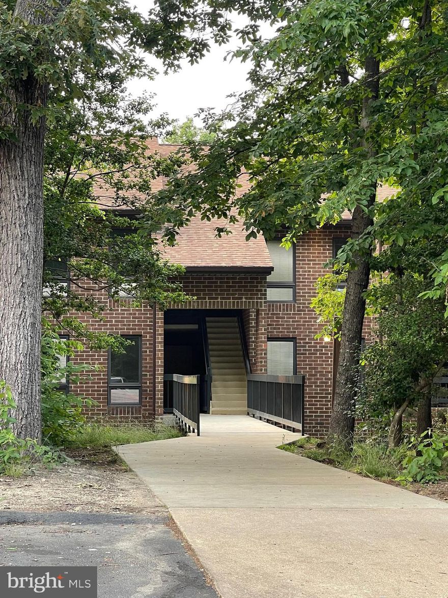 Minimum credit score 700, minimum income 3x rent. Pets case by case.