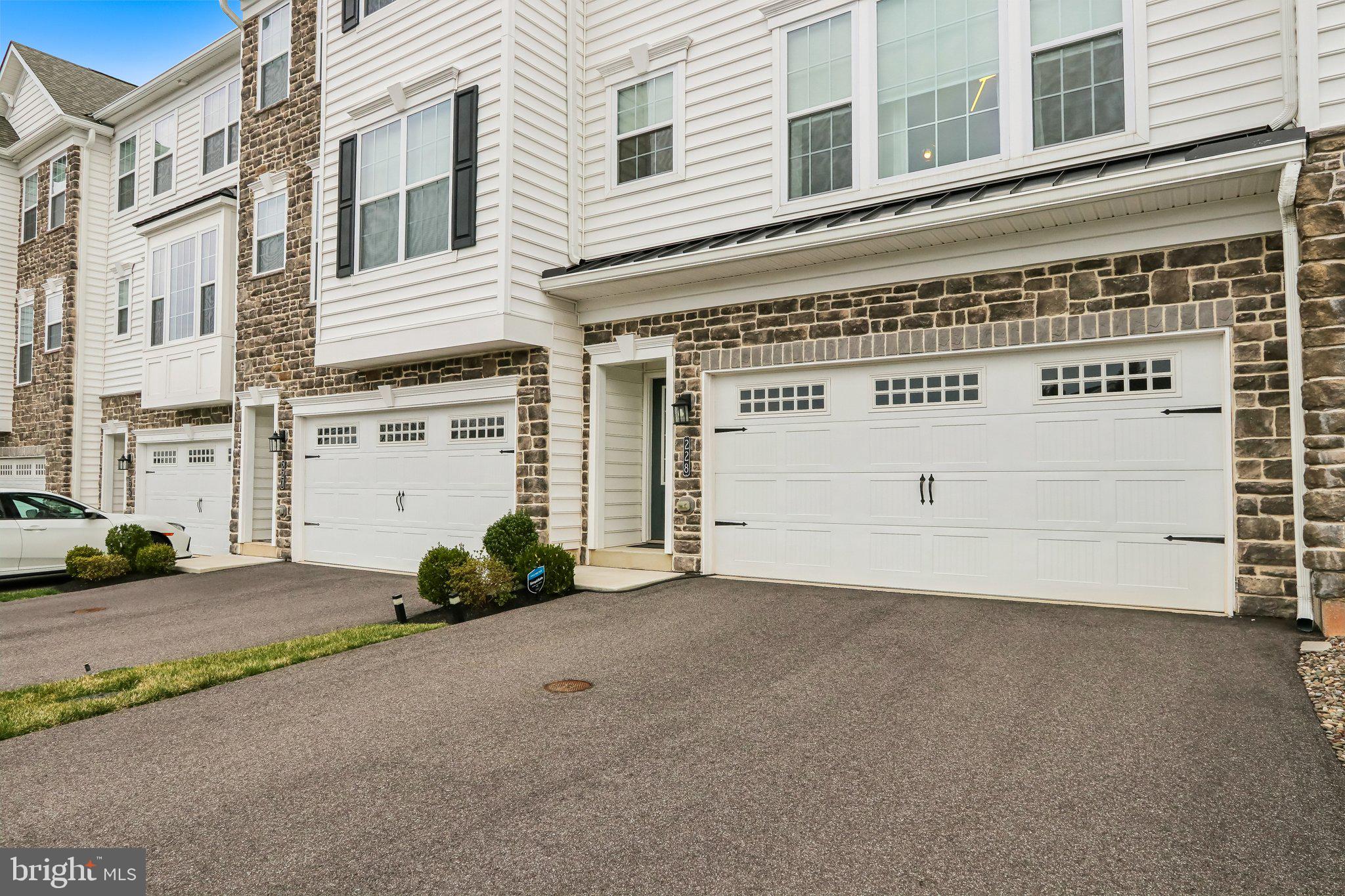 COURTS AT BRYNWOOD - Residential