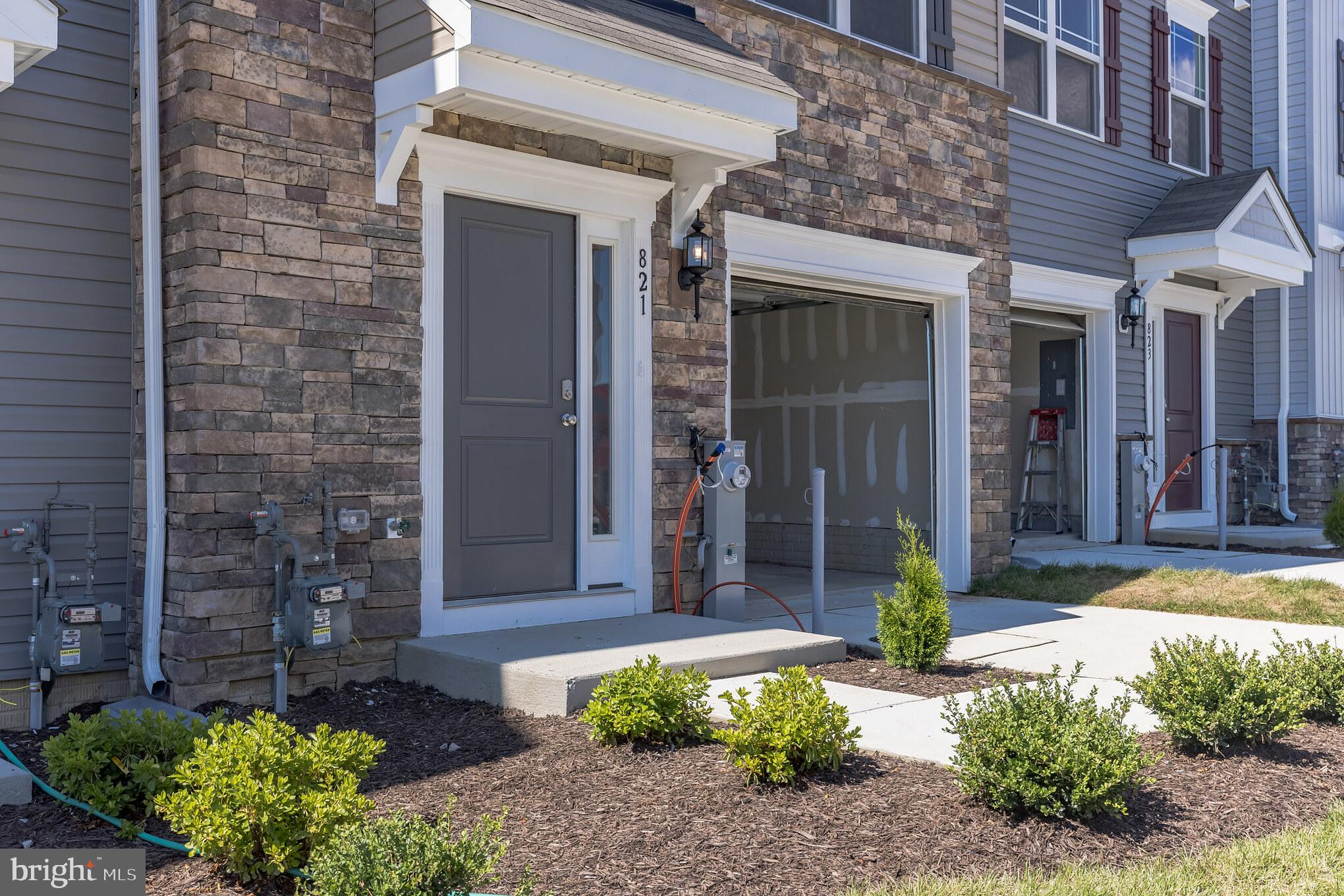 821 MAGNOLIA RIDGE COURT