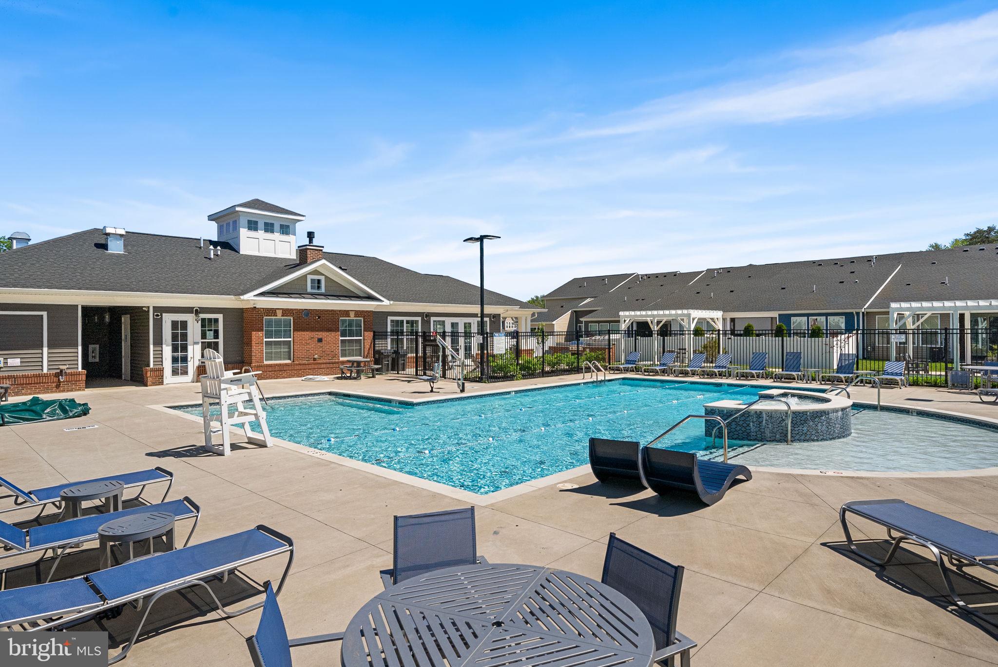 FOUR SEASONS - Residential
