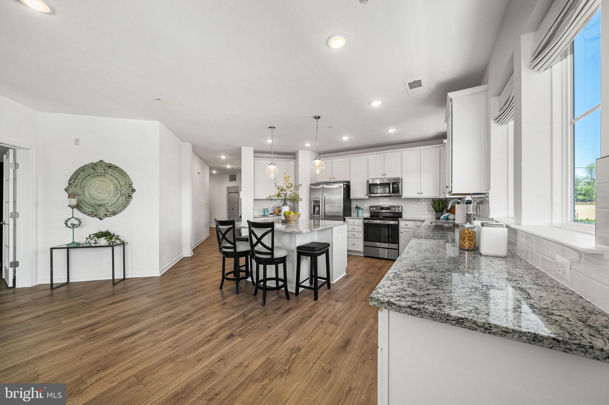 FOUR SEASONS - Residential