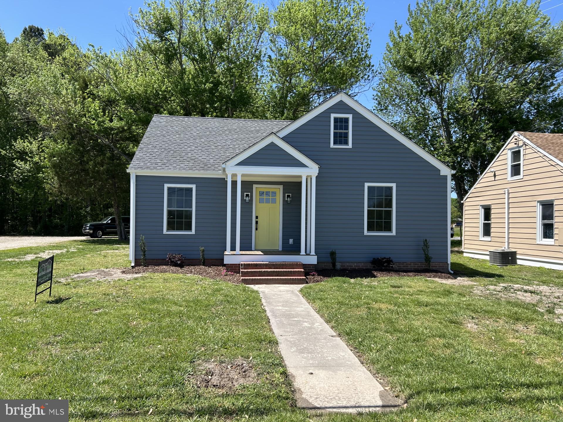Cozy Craftsman charmer features three bedrooms and two baths. Everything has been modernized with central AC, quartz kitchen countertops, self closing cabinets, tank less hot water heater, ceramic tile shower. Yard backs to trees and features a rear deck and storage shed. Close to shopping and downtown.