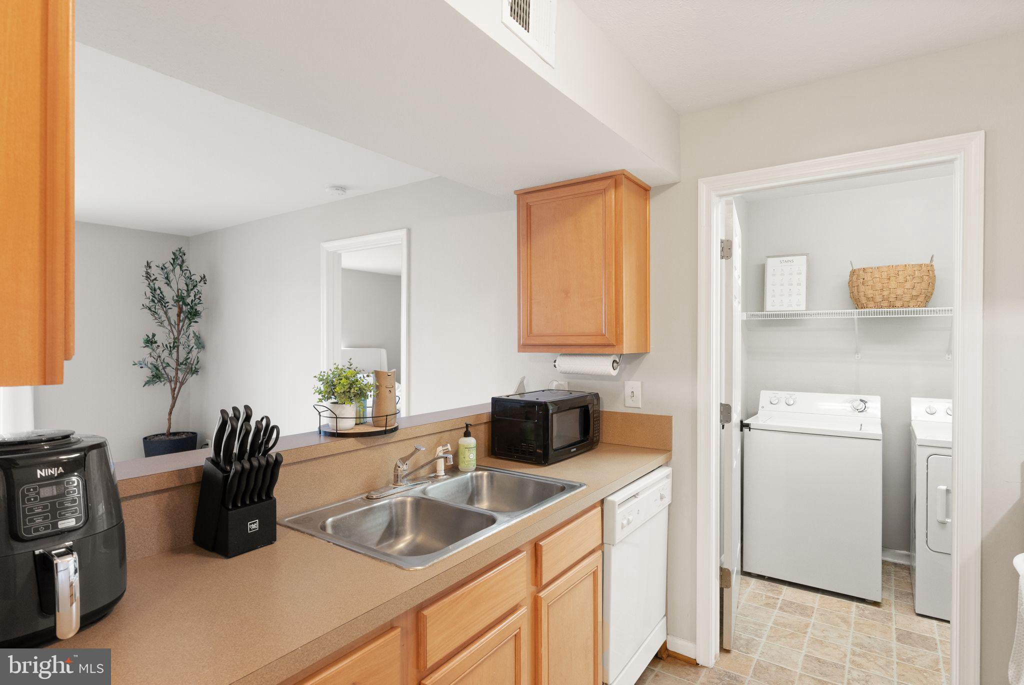 CEDAR LEE CONDOMINIUM - Residential