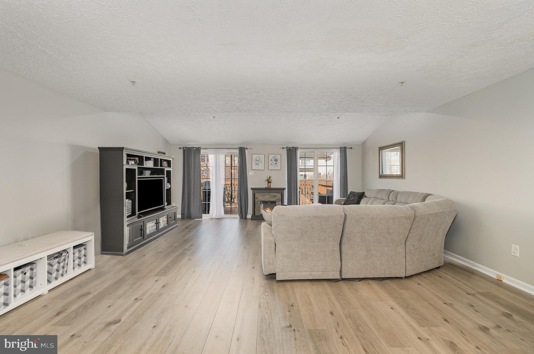 CONSTANT FRIENDSHIP - Residential