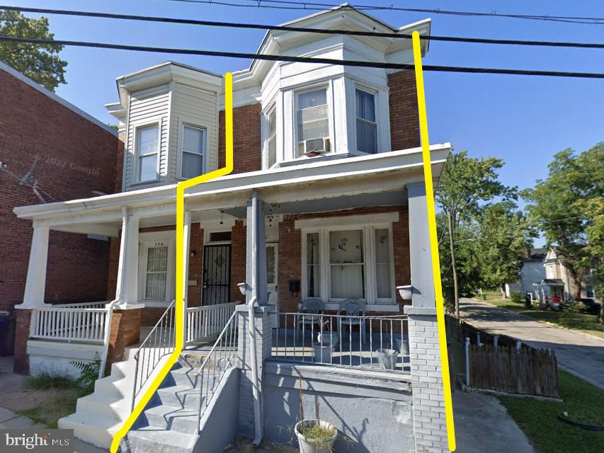 POST AUCTION: MAKE AN OFFER! 2 Story Semi-Detached Townhouse located in the Wilson Park area.
ONE BLOCK to Homeland Shopping Center. MINUTES to Sherwood Gardens, Loyola University Maryland, Chinquapin Run Park, & Medstar Good Samaritan Hospital. Easy Access to Major Traffic Artery York Road. Property is Occupied. Deposit: $10,000.