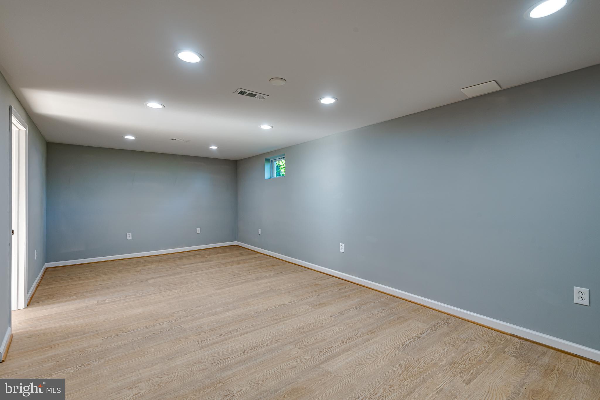 SOUTH LAWN - Residential