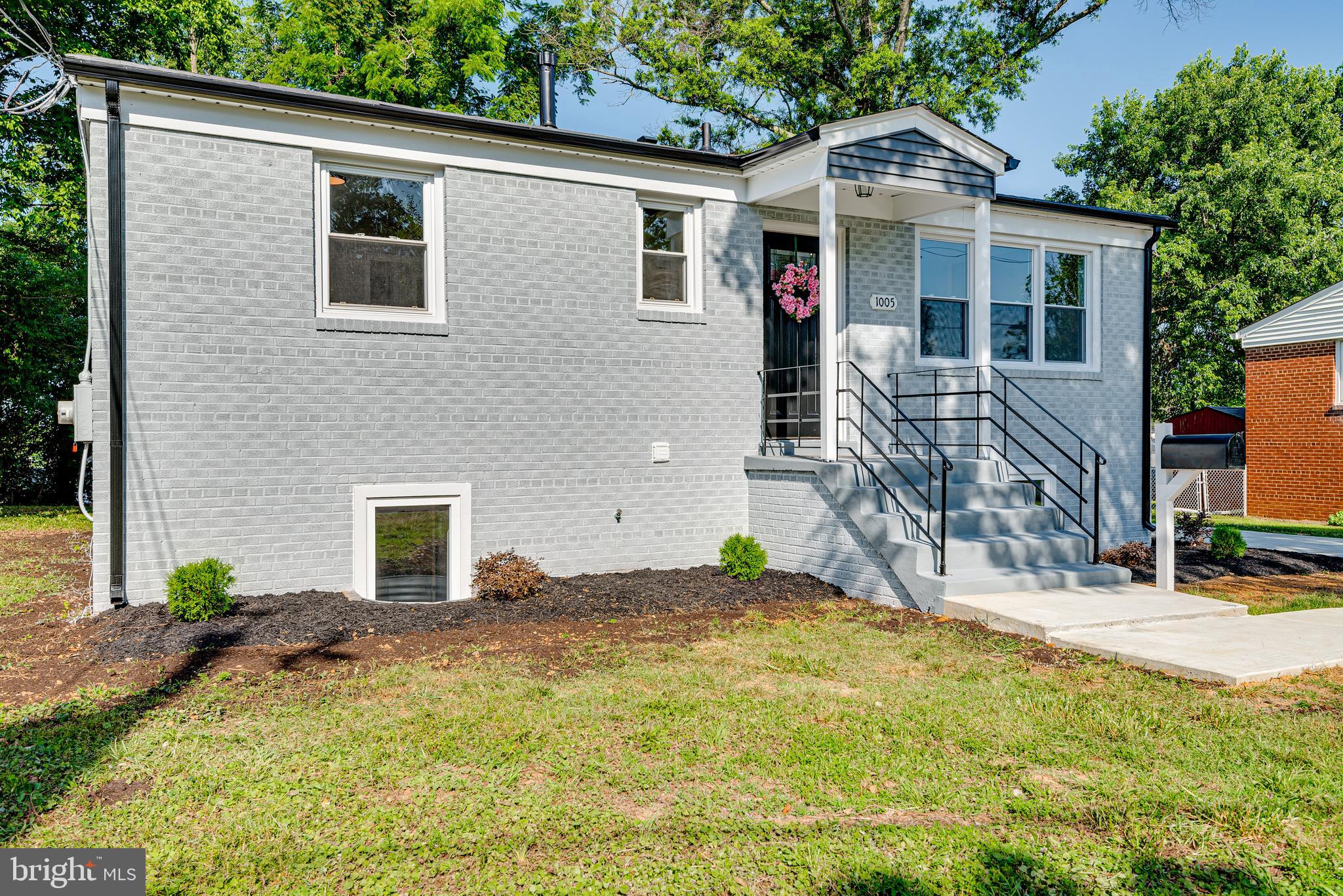 SOUTH LAWN - Residential