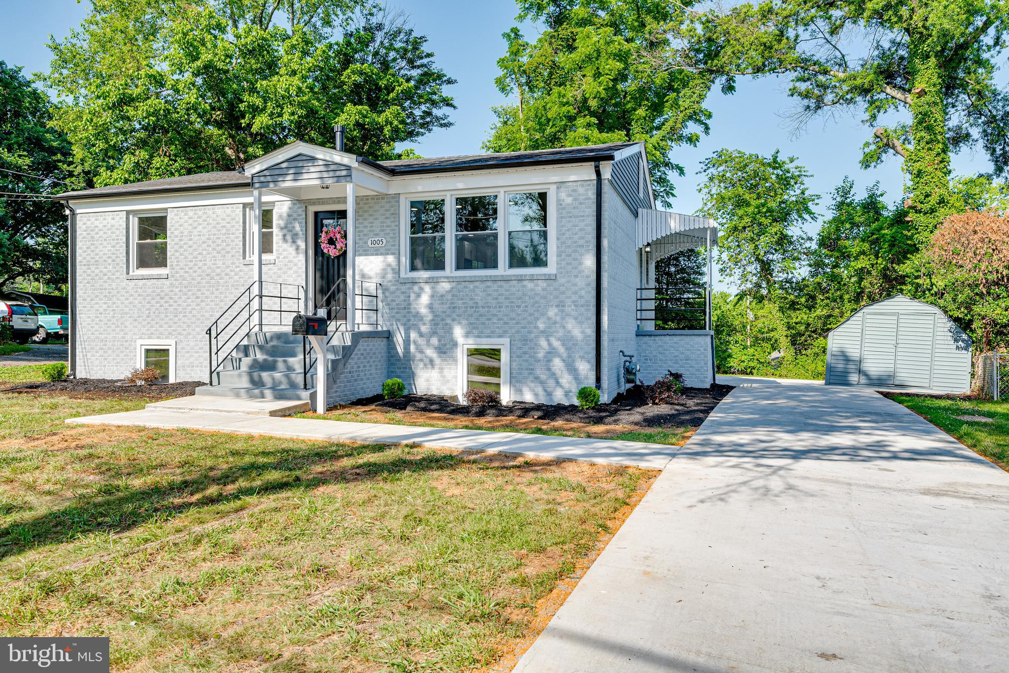 SOUTH LAWN - Residential