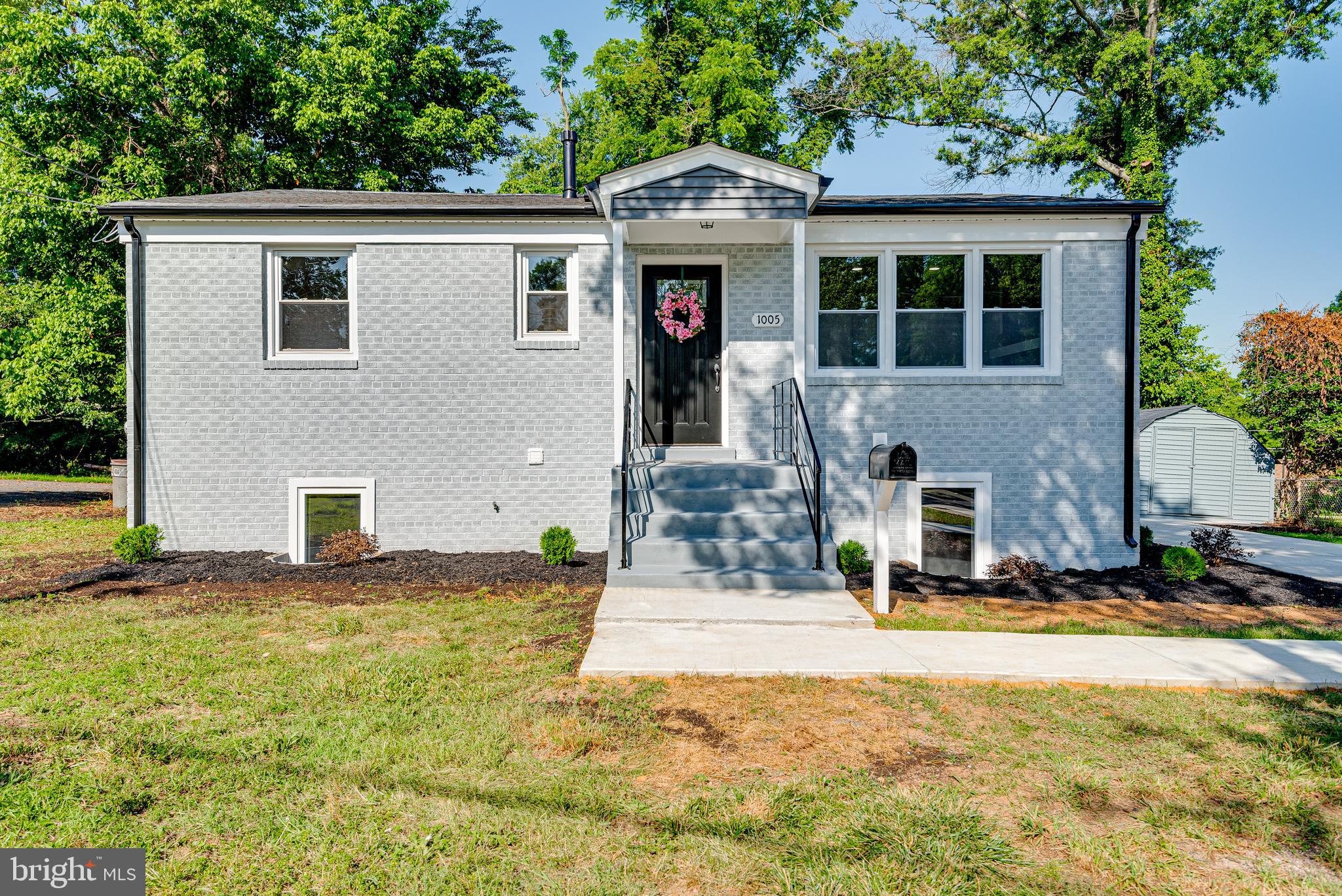 SOUTH LAWN - Residential