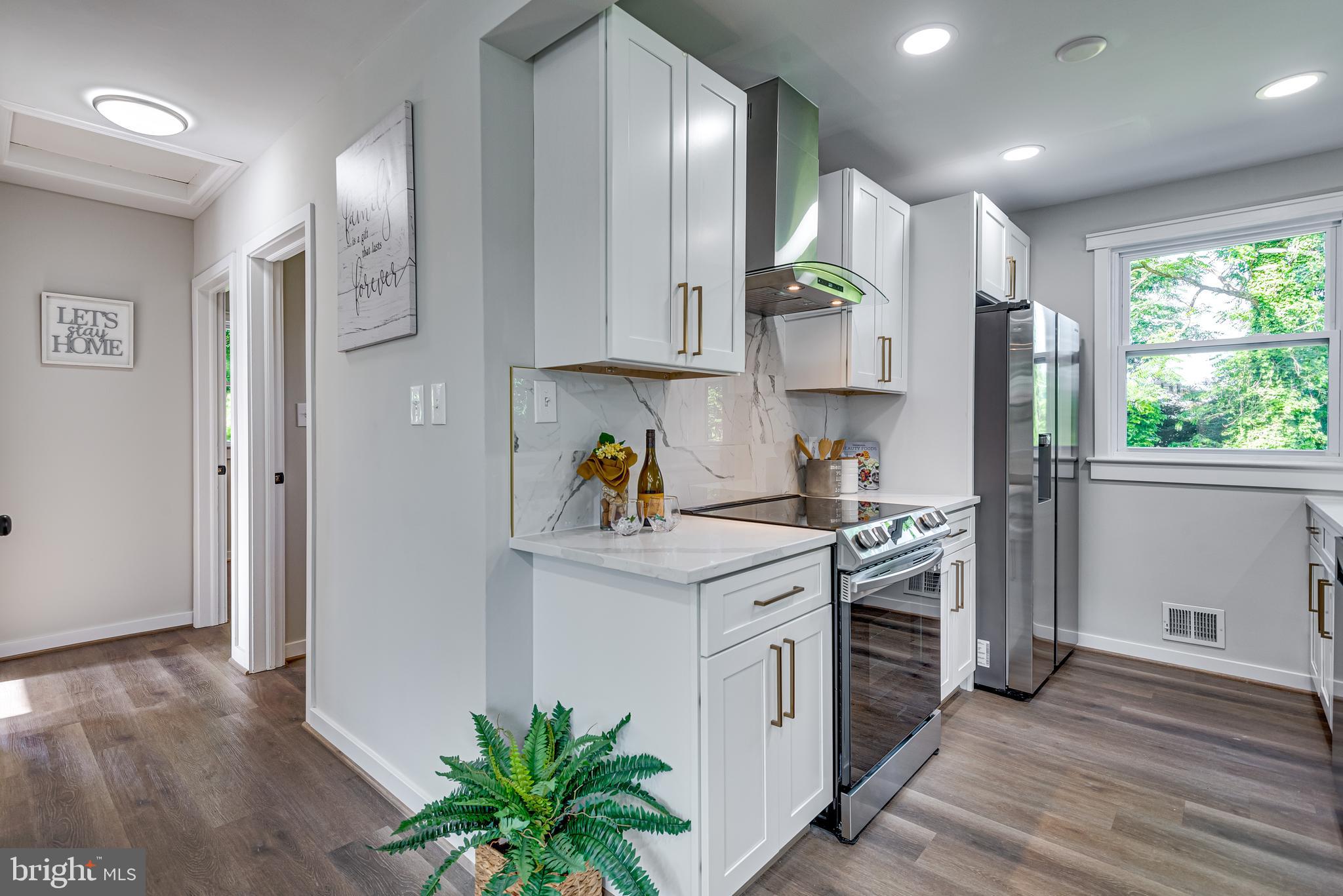 SOUTH LAWN - Residential