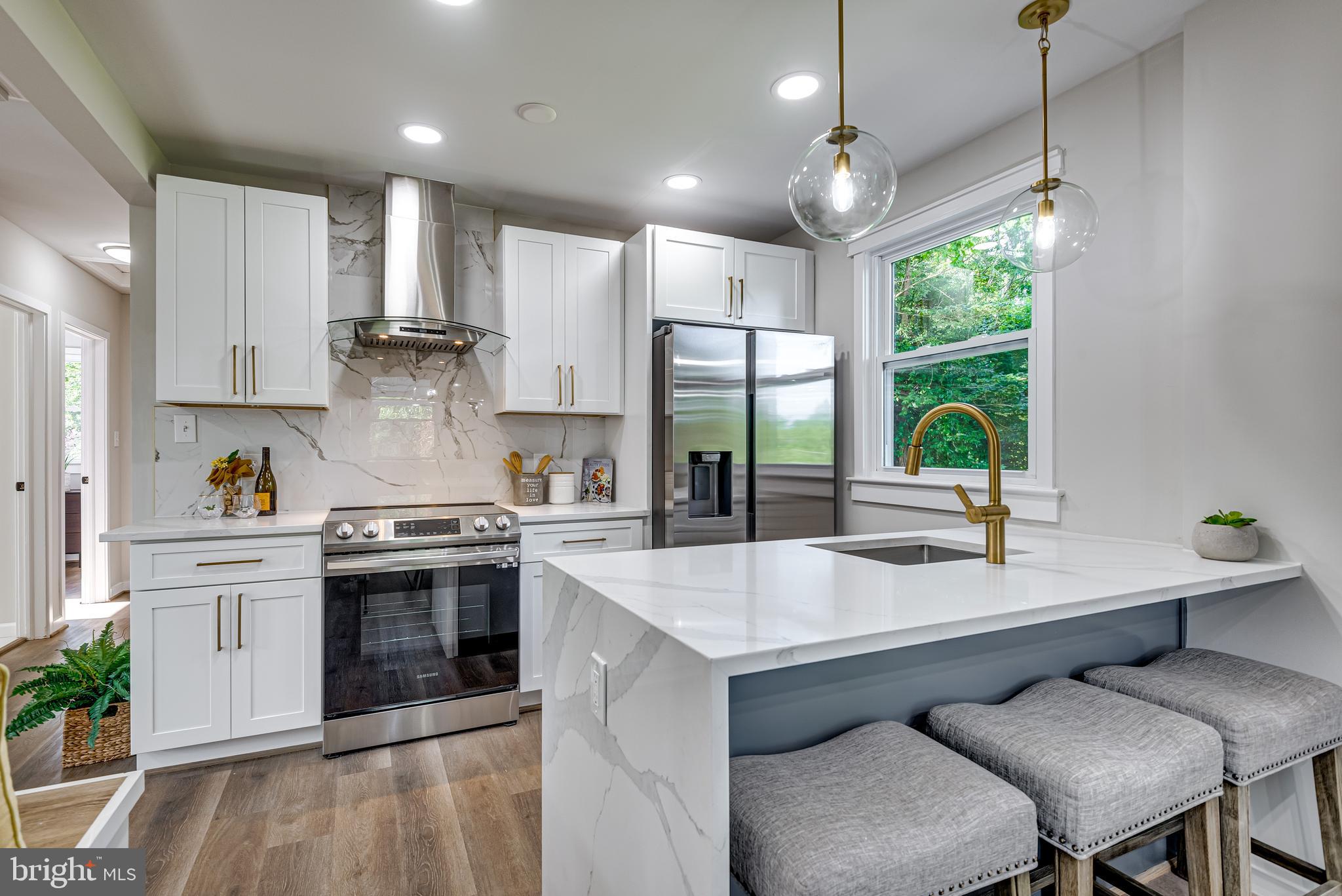 SOUTH LAWN - Residential