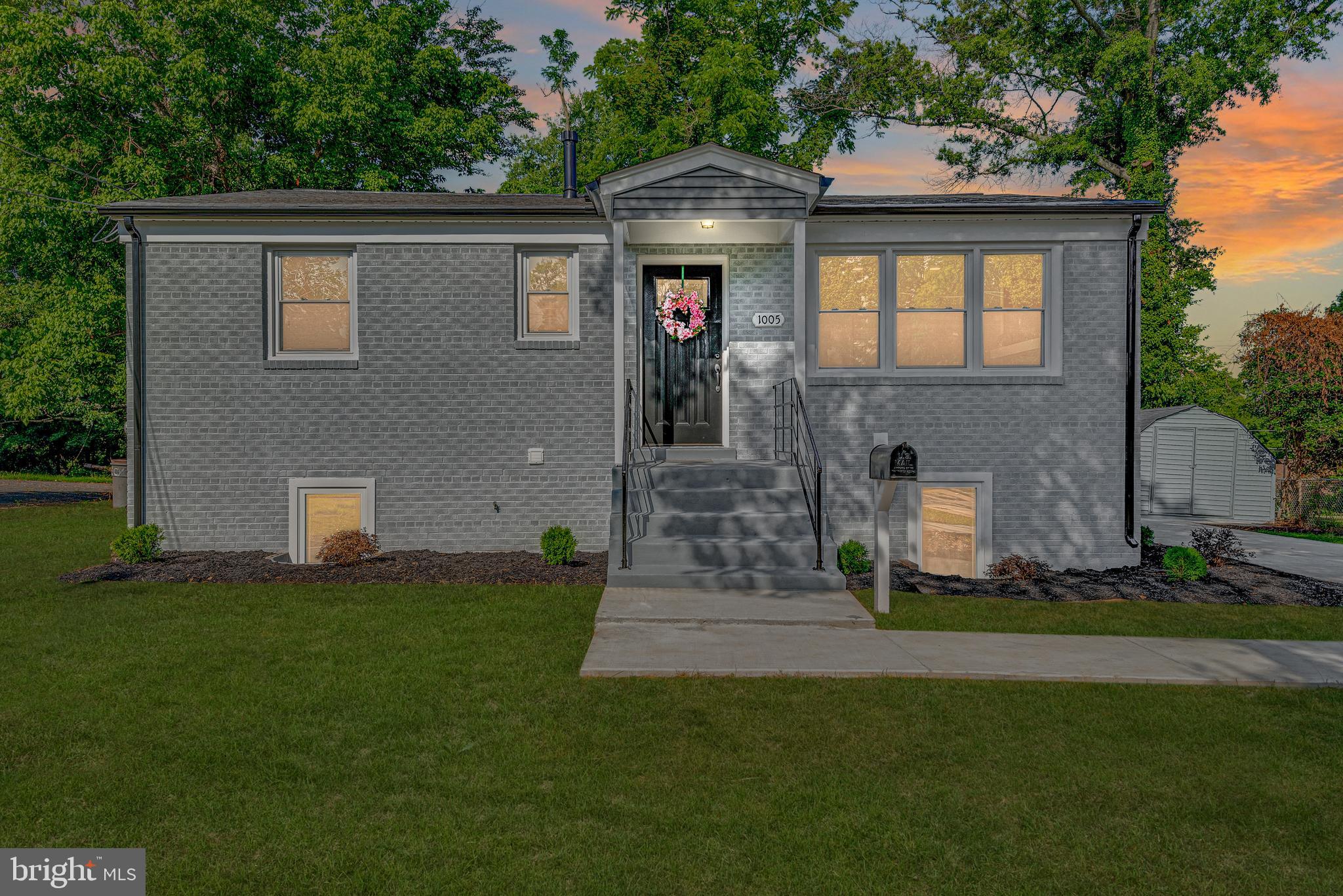 SOUTH LAWN - Residential