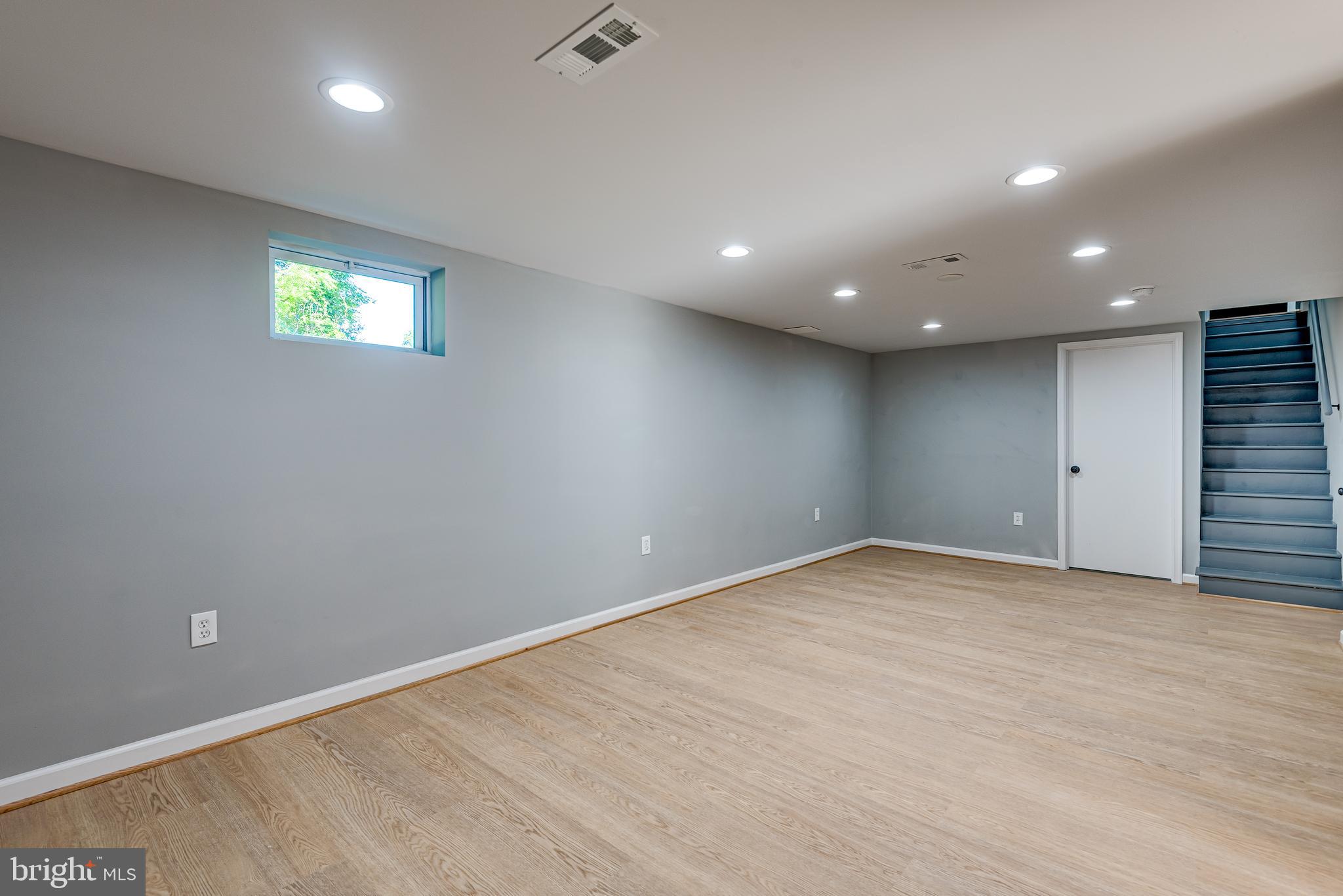 SOUTH LAWN - Residential