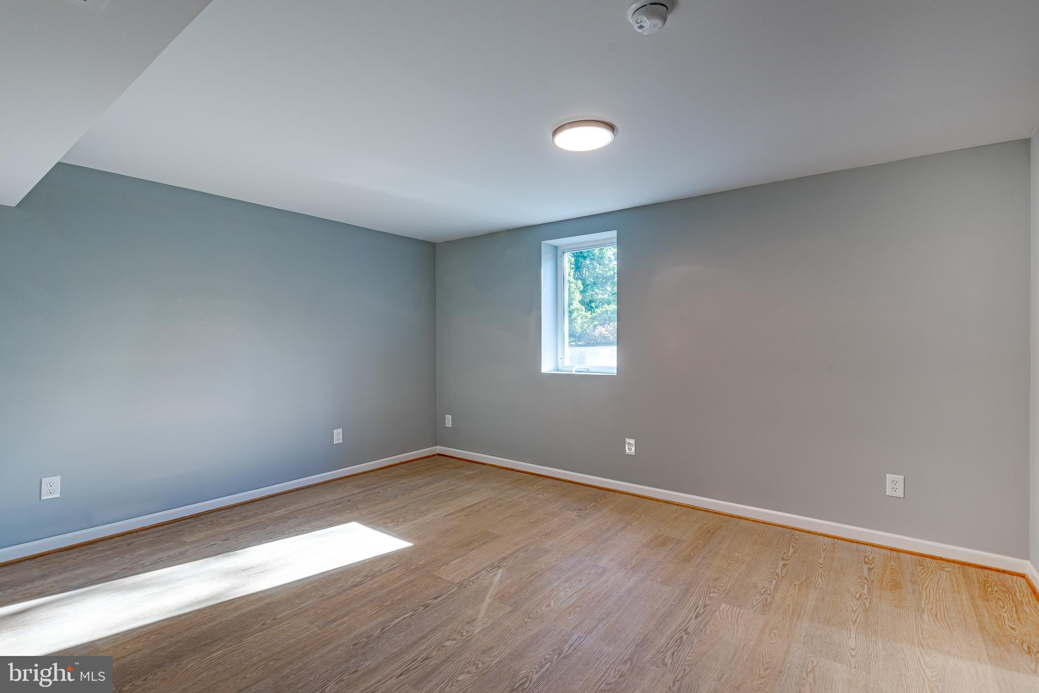 SOUTH LAWN - Residential