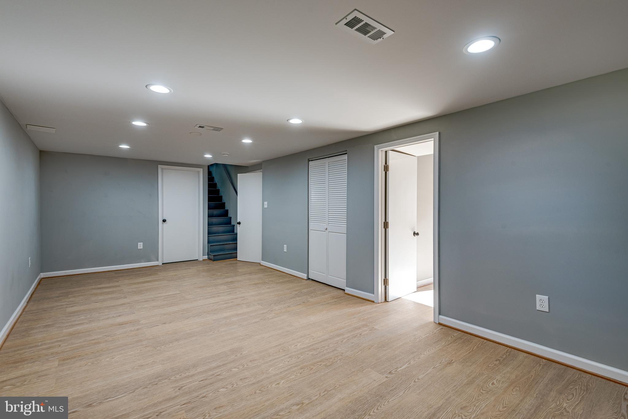 SOUTH LAWN - Residential