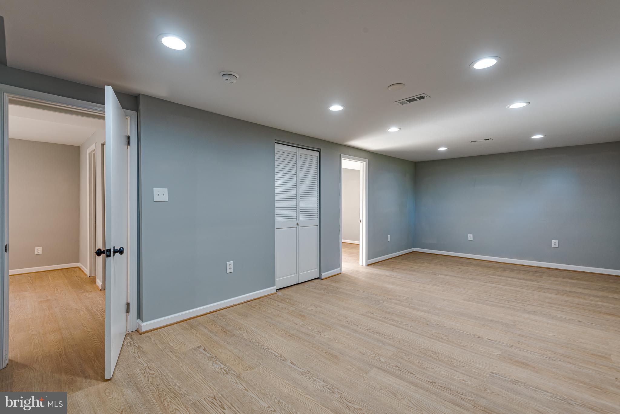 SOUTH LAWN - Residential