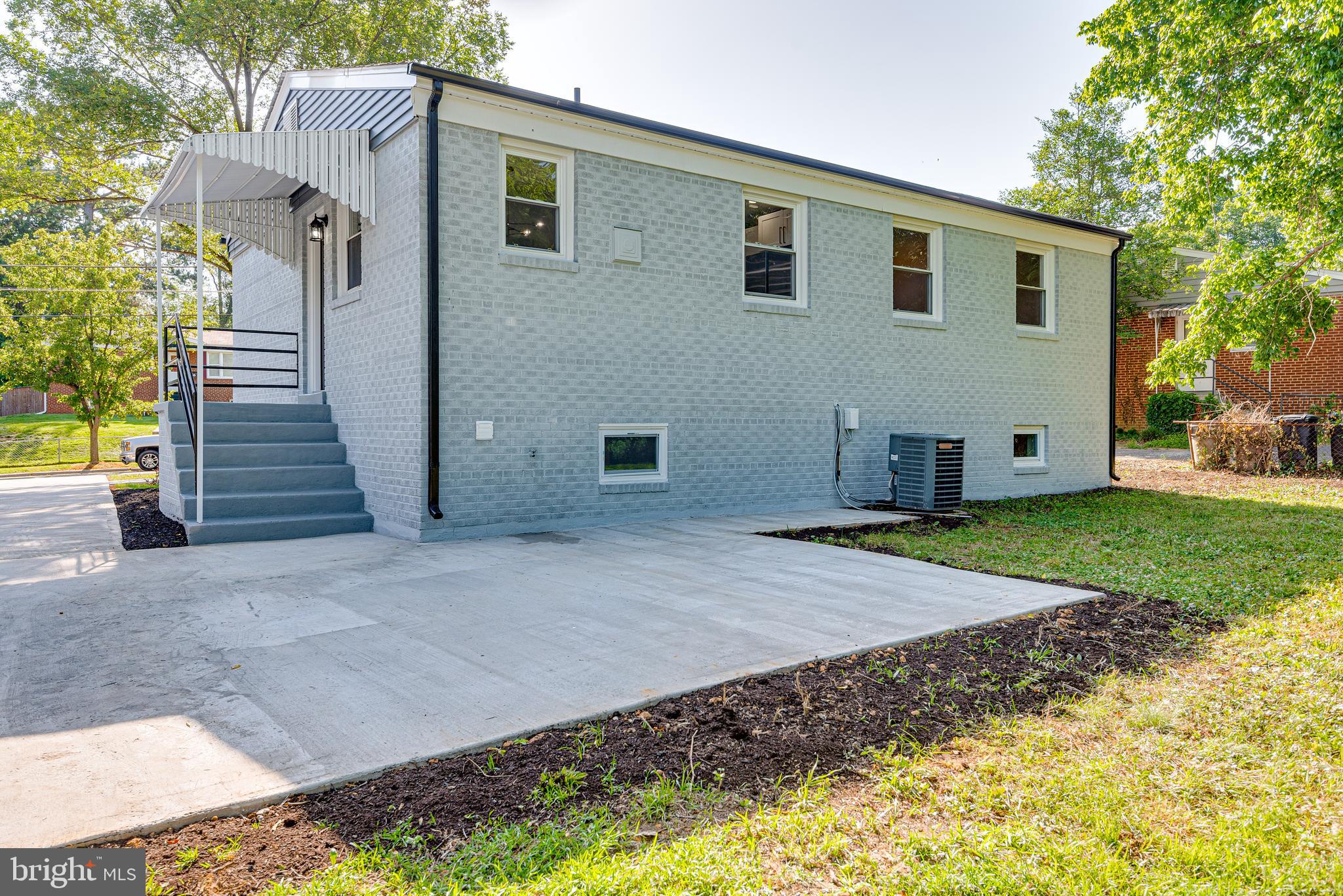 SOUTH LAWN - Residential