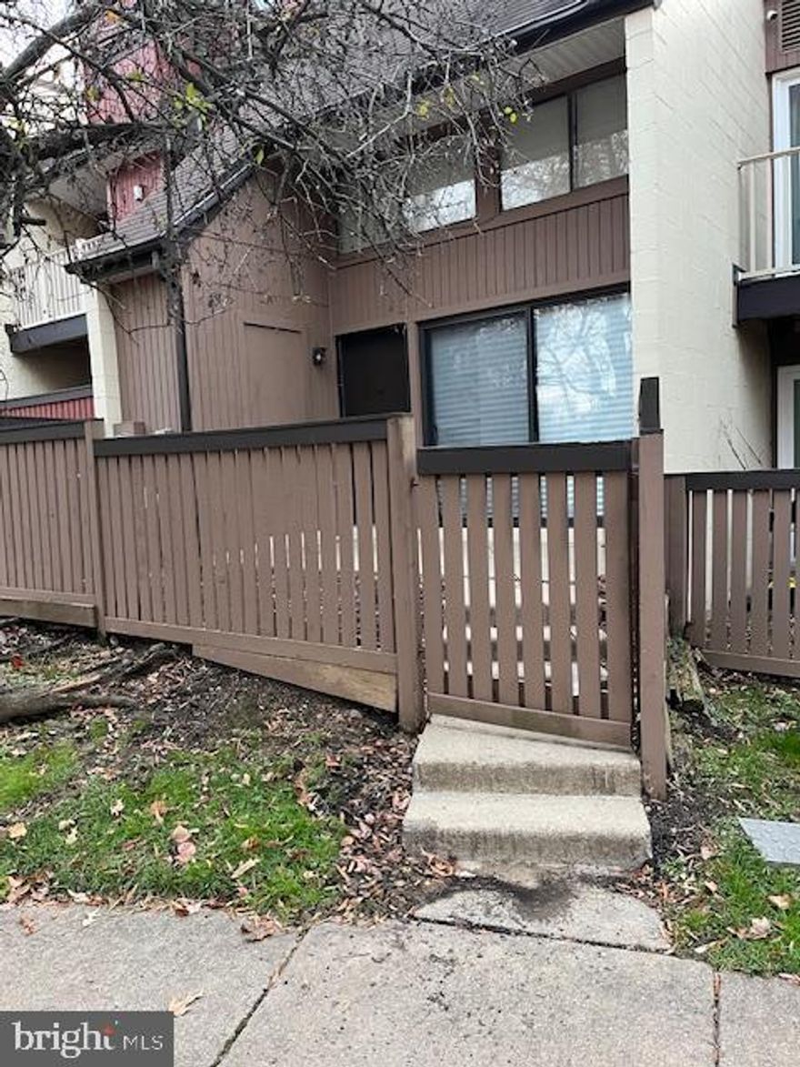 HARD TO FIND ONE BEDROOM TOWNHOME.  LARGE LIVING ROOM AND MASTER BEDROOM  FIREPLACE, WASHER AND DRYER LOCATED ON THE MAIN LEVEL FOR EASY USE.  CLOSETO SHOPPING CENTER, PLENTY OF PARKING AND CONNECTOR BUS NEAR.  THIS HOME      HAS A WONDERFUL FRONT COURTYARD AND PATIO FOR PRIVATE OUT DOOR FUN.  CALL TO SHOW .