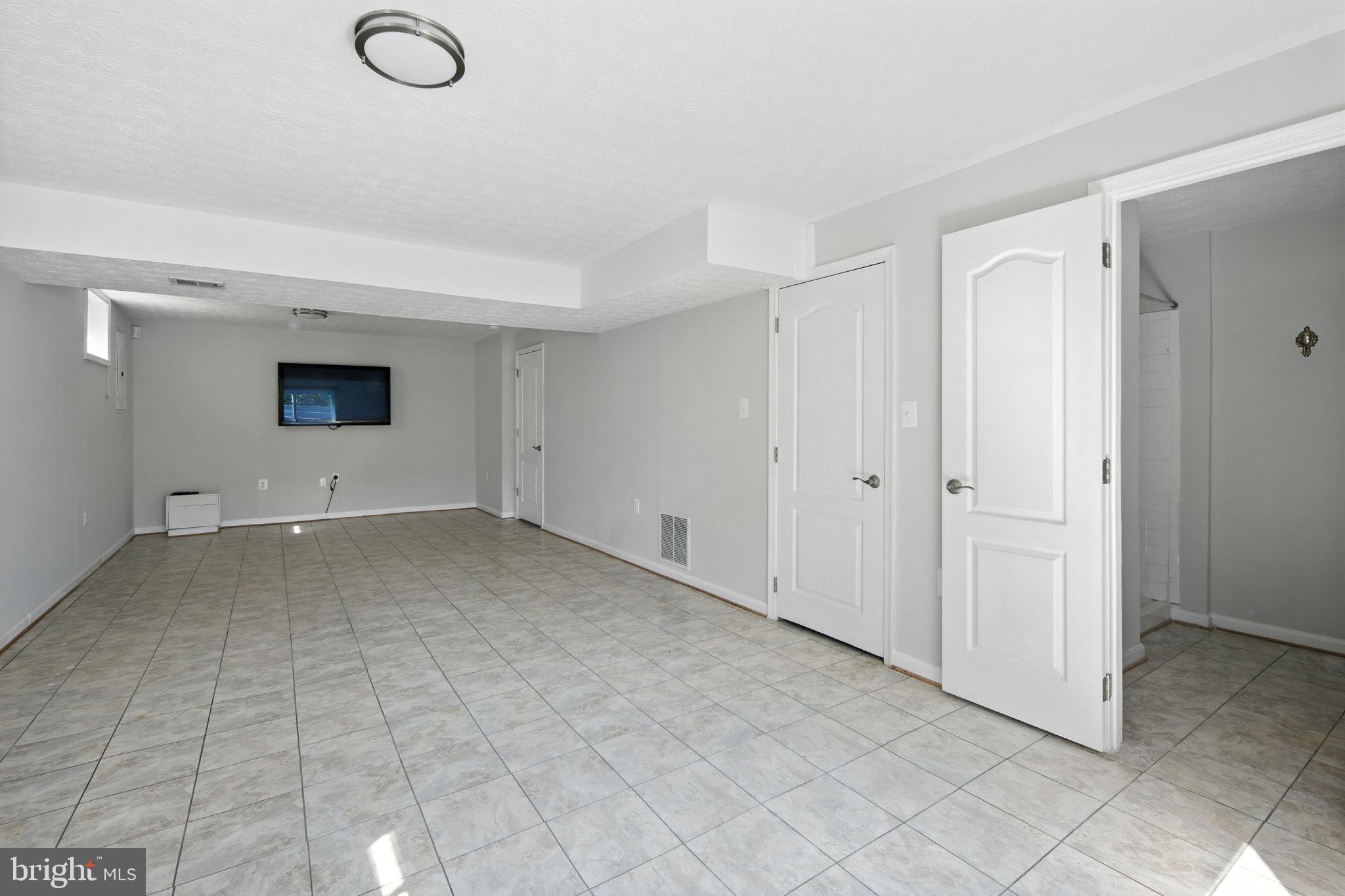 SOUTH HAMPTON - Residential