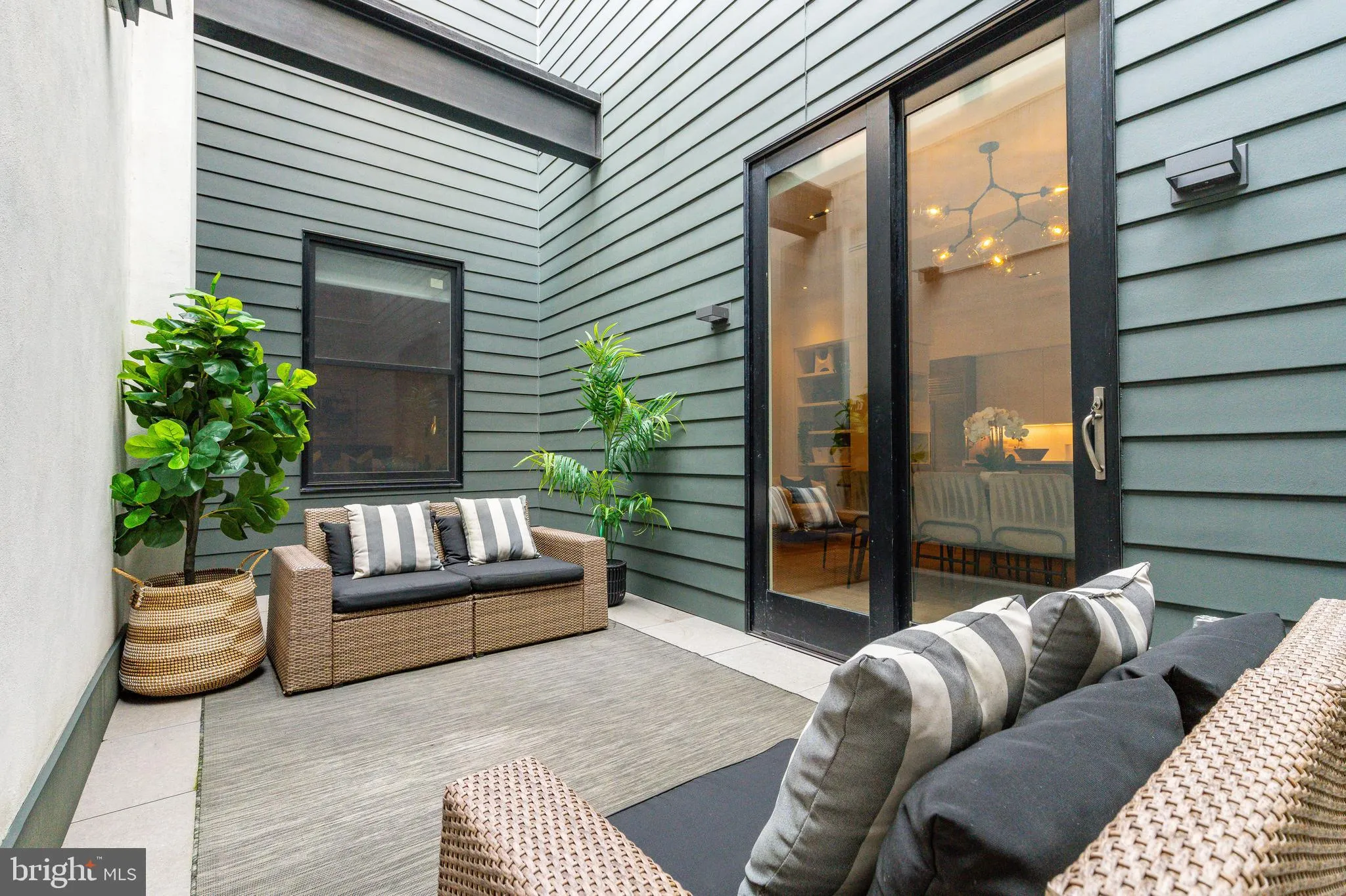 Philadelphia, Pennsylvania 19103, United States, 3 Bedrooms Bedrooms, ,4 BathroomsBathrooms,Residential,Active,183273