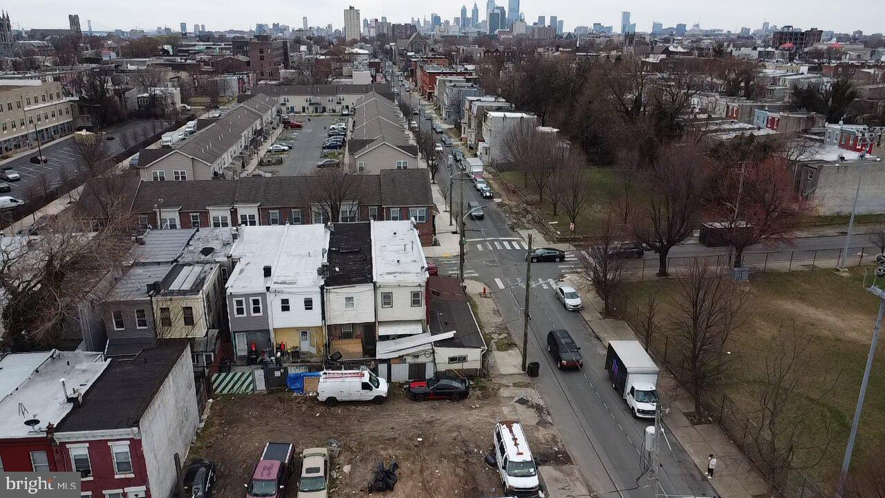 1042 W MONMOUTH STREET