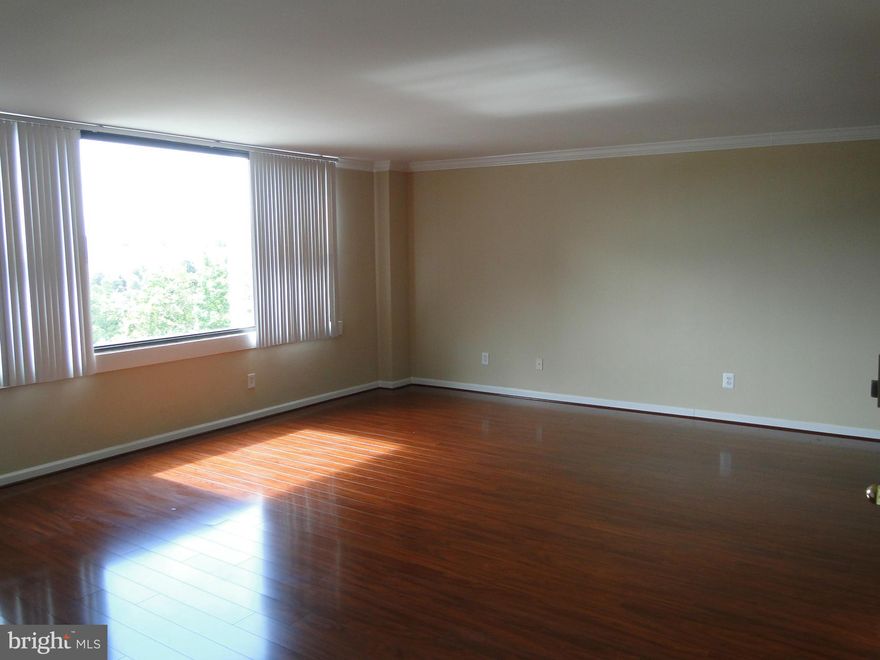 RECENTLY RENOVATED 3 BEDROOM UNIT**BRAND NEW KITCHEN CABINETS, NEW APPLIANCES, NEW CARPET AND WOOD FLOORING, UPDATED BATHROOMS, PRICED TO RENT NOW**LANDLORD IS LOOKING FOR HIGHLY QUALIFIED TENANT**NO PETS**ALL UTILITIES INCLUDED IN RENT