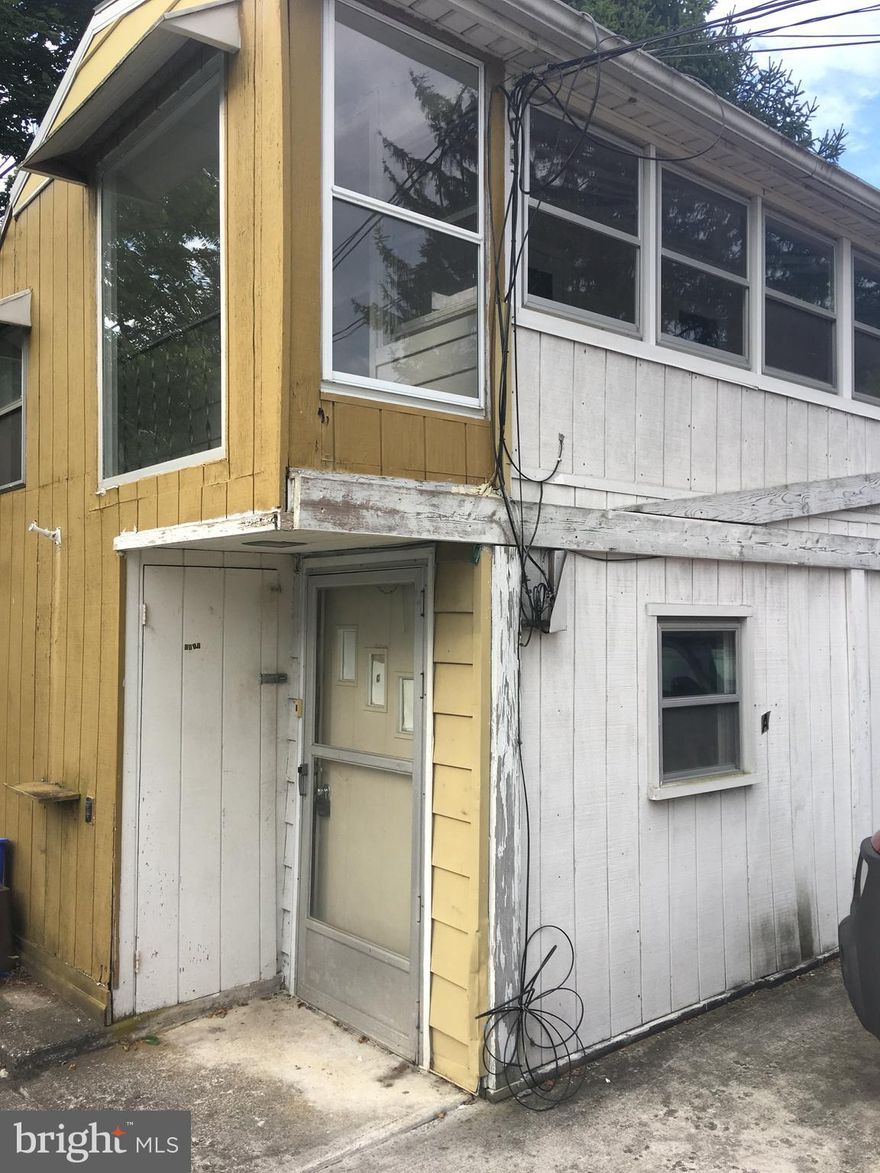 1 bedroom, 1st floor efficiency apartment. Excellent location in Mechanicsburg Boro. Rent includes water, sewer and trash. No smoking. No pets.