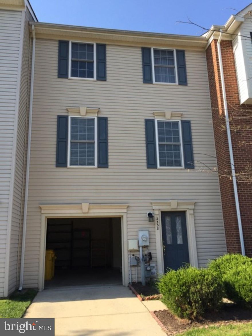 Stainless steel appliances, granite counters. Huge country kitchen, oak cabinets,  master bedroom has a walk-in closet, formal living room dining combo. Finished family room in lower level and foyer with terracotta tiles. Natural gas heat, 6 panel doors, neutral carpeting, hardwood floor, fence, Deck.