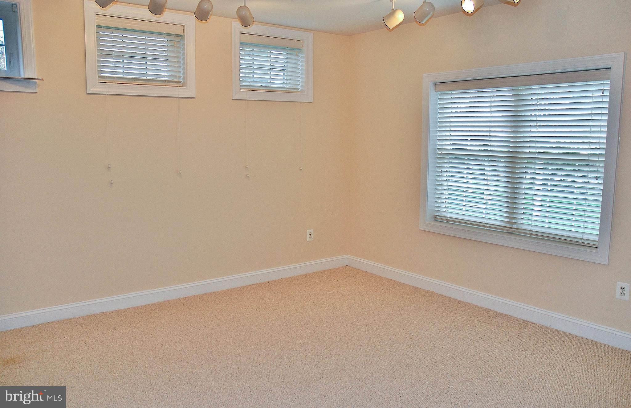 KINGS CROSSING - Residential Lease