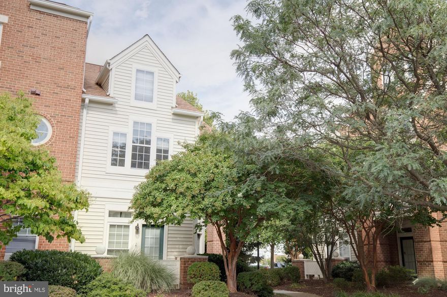 Just Listed! Updated Kingstowne condo featuring stainless steel appliances, granite counters, new paint, open floorplan, balcony, gas fireplace and more!  Great location within walking distance to Kingstowne shops and restaurants.  Easy access to bus and Metro.  Neighborhood amenities include pools, trails, basketball courts, fitness center, clubhouse and more!