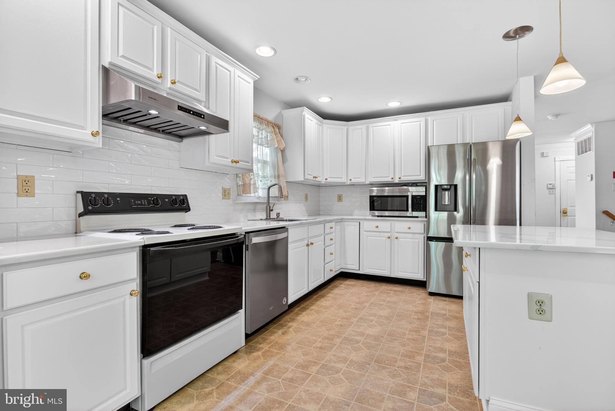 WILLIAMSBURG VILLA - Residential