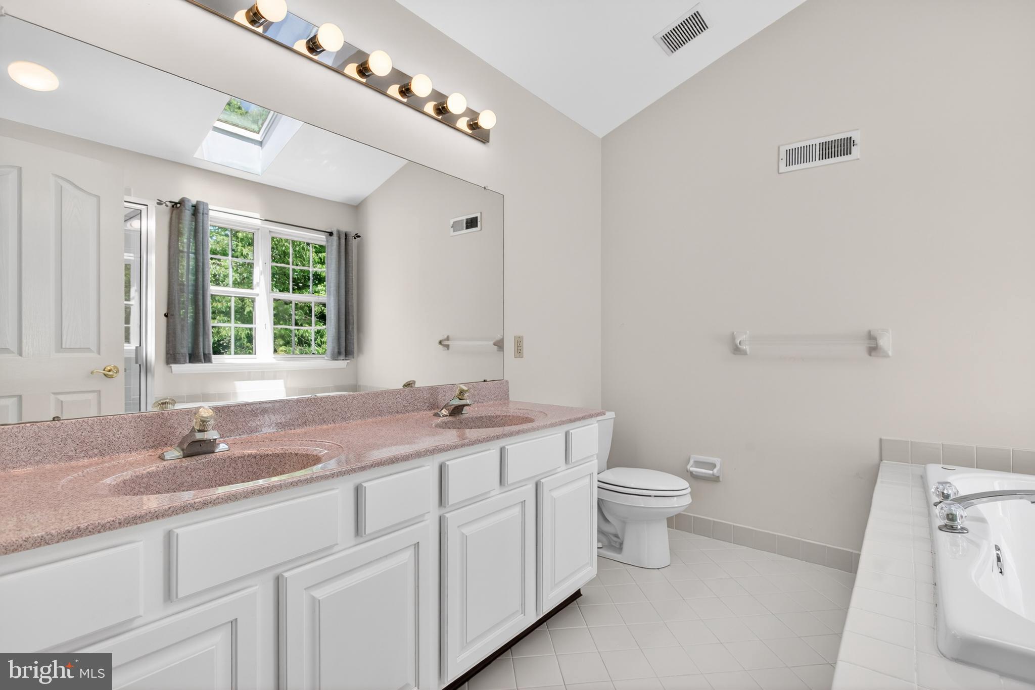WILLIAMSBURG VILLA - Residential