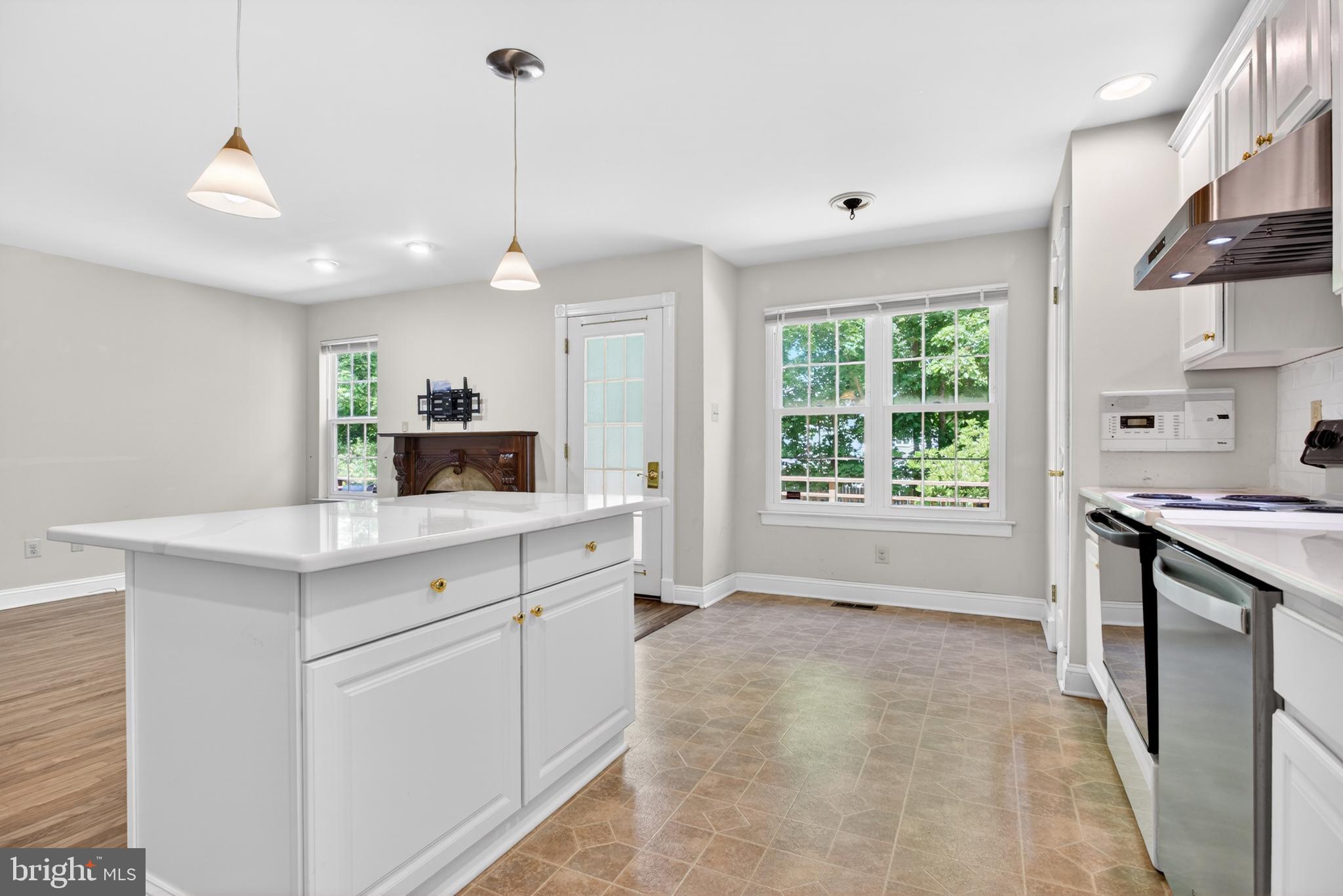 WILLIAMSBURG VILLA - Residential