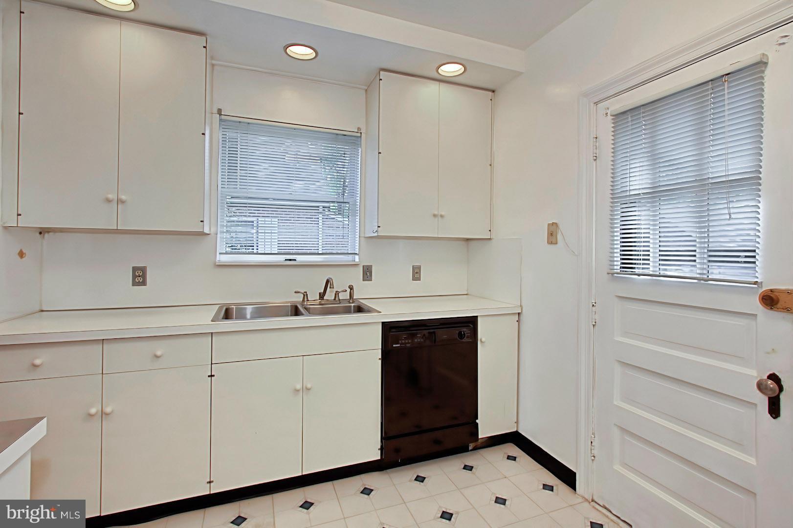 ADDISON HEIGHTS - Residential Lease