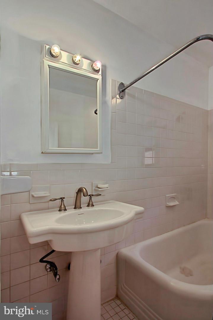 ADDISON HEIGHTS - Residential Lease