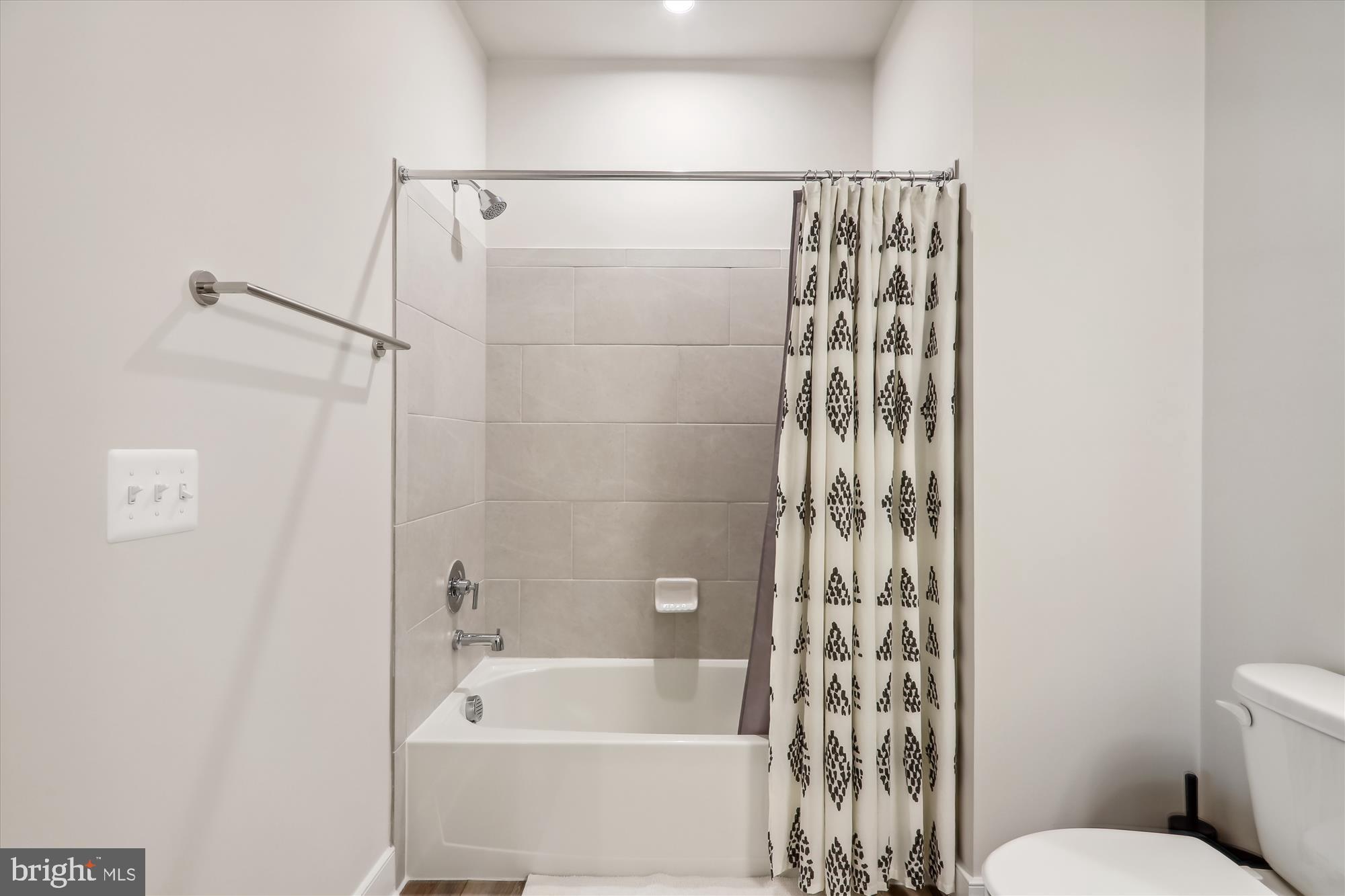 THE FLATS AT NATIONAL HARBOR - Residential Lease