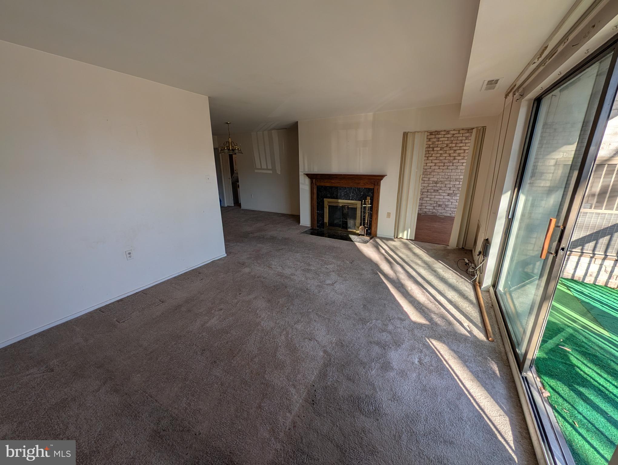 CENTER COURT - Residential