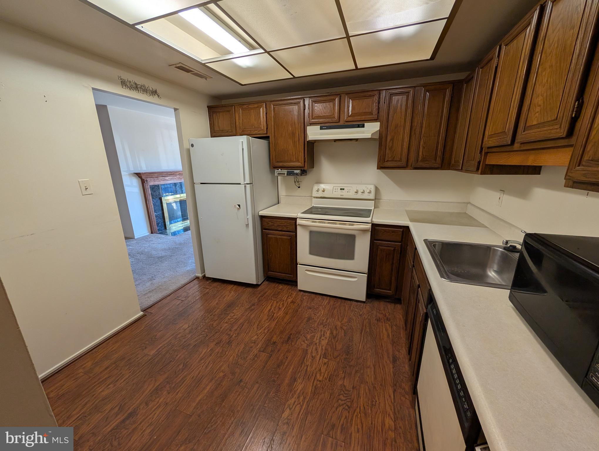 CENTER COURT - Residential