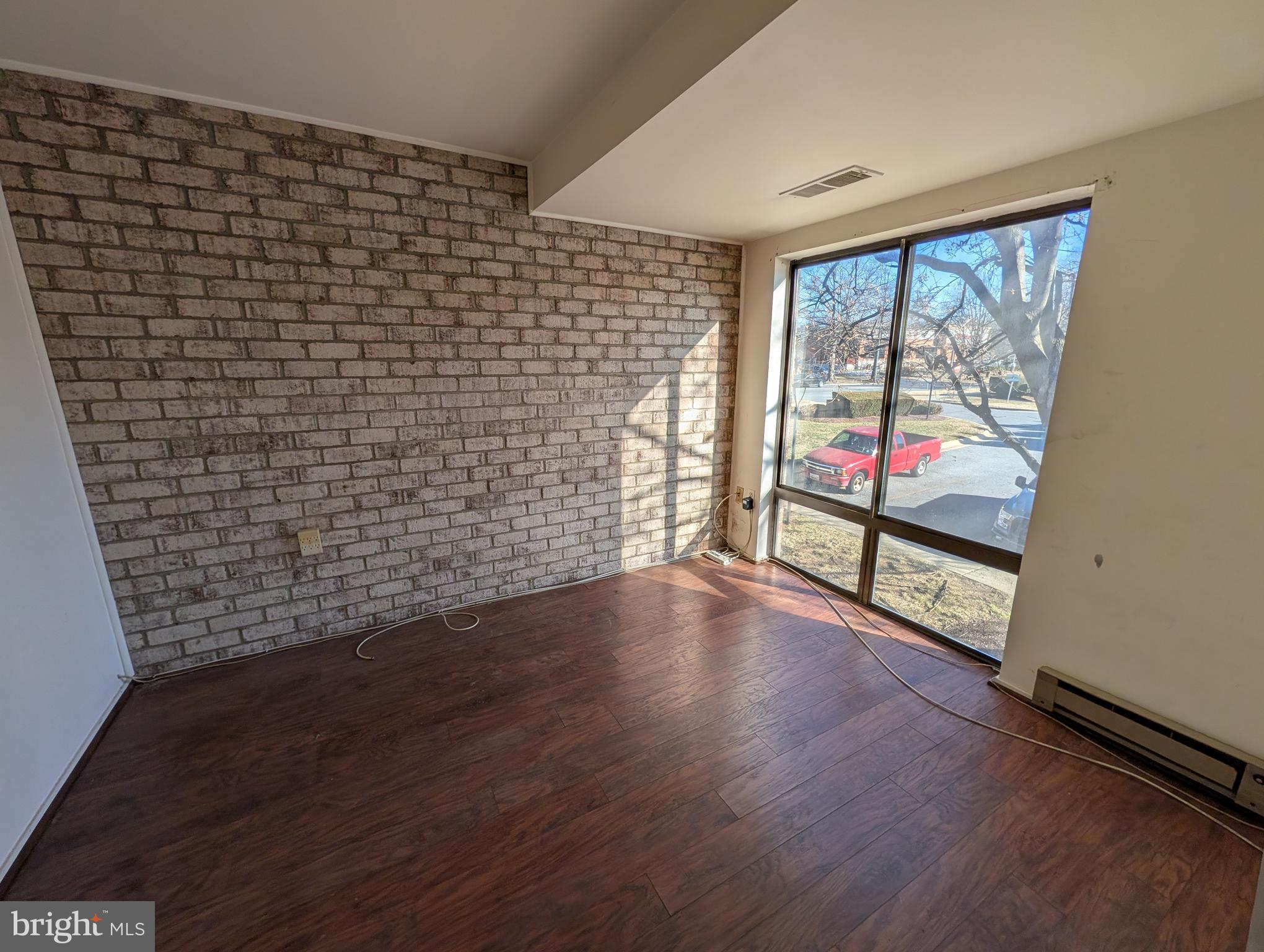 CENTER COURT - Residential