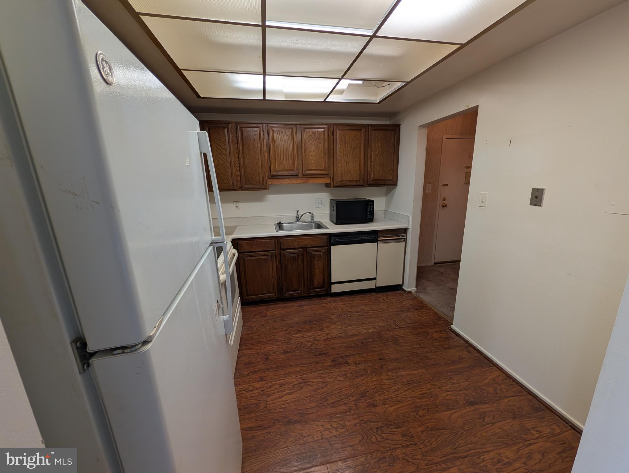 CENTER COURT - Residential