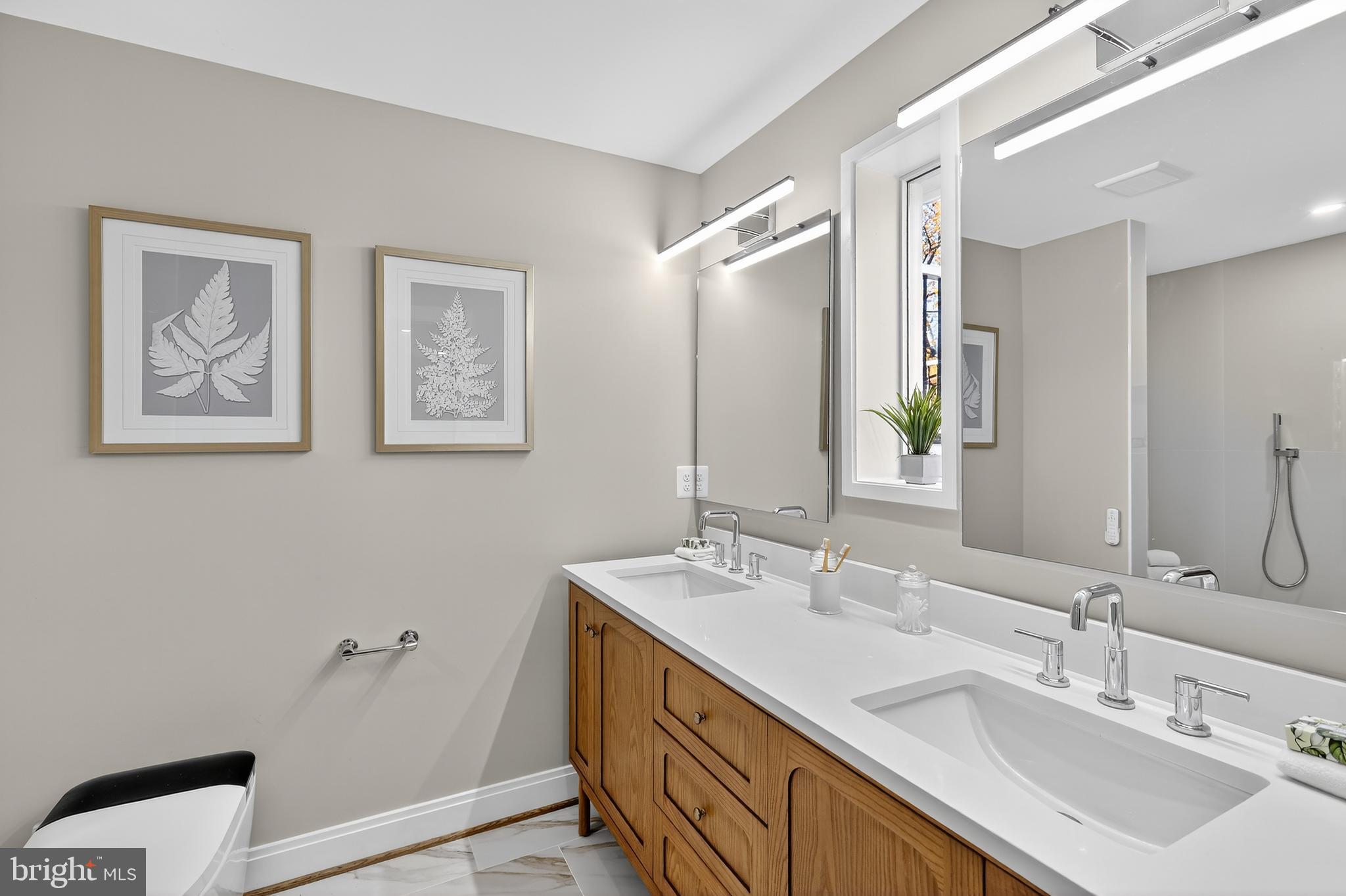 LAKE BARCROFT - Residential