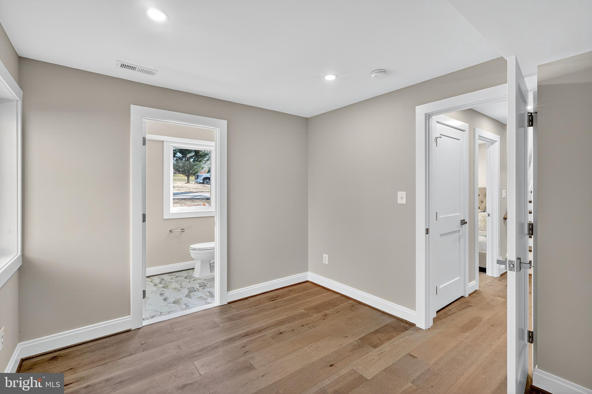 LAKE BARCROFT - Residential