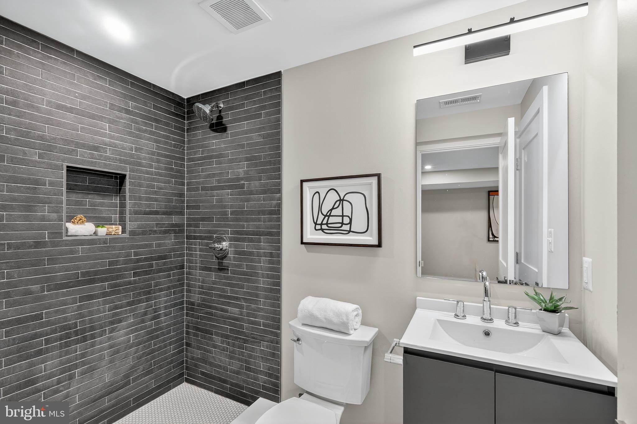 LAKE BARCROFT - Residential