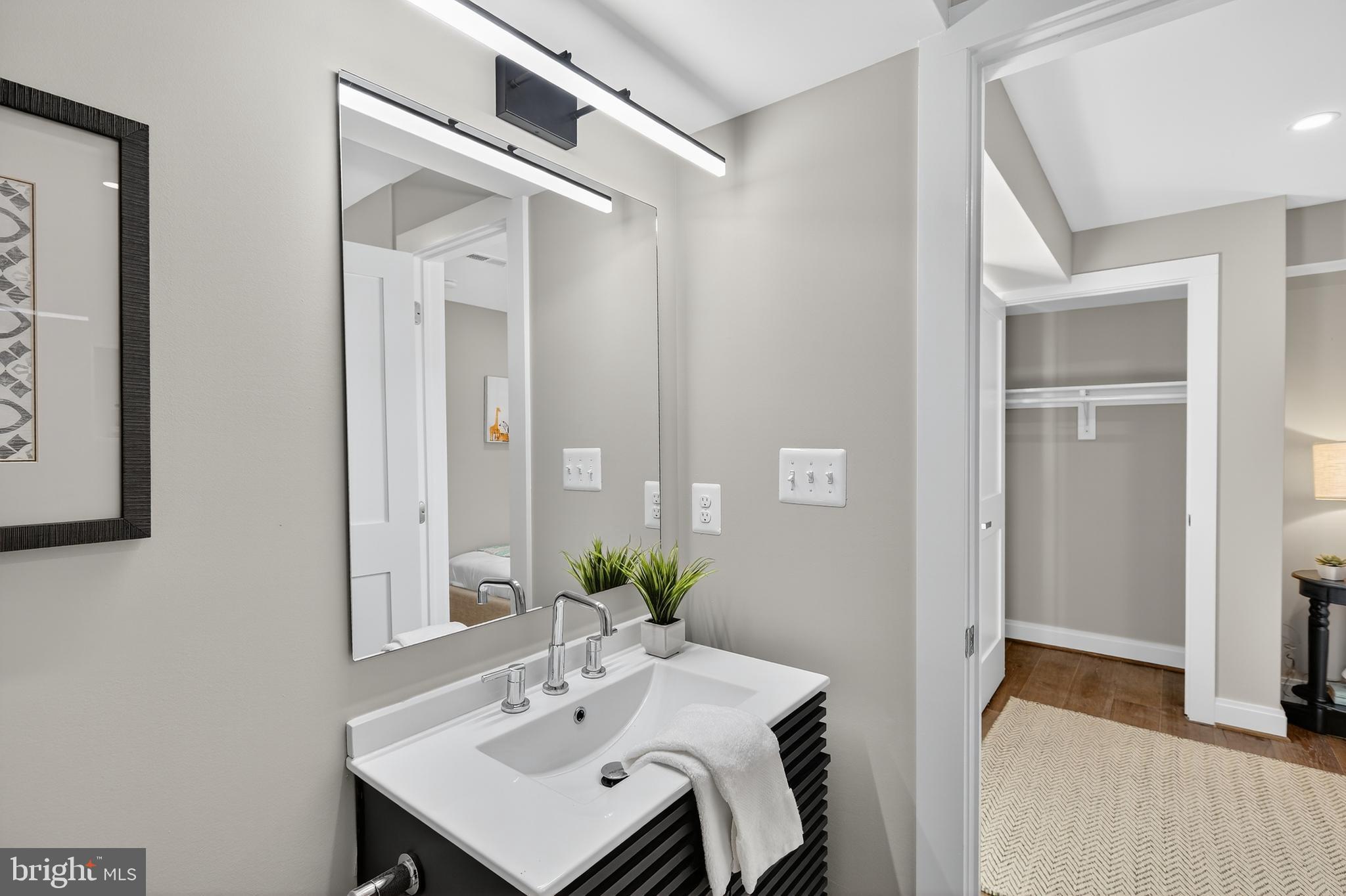 LAKE BARCROFT - Residential